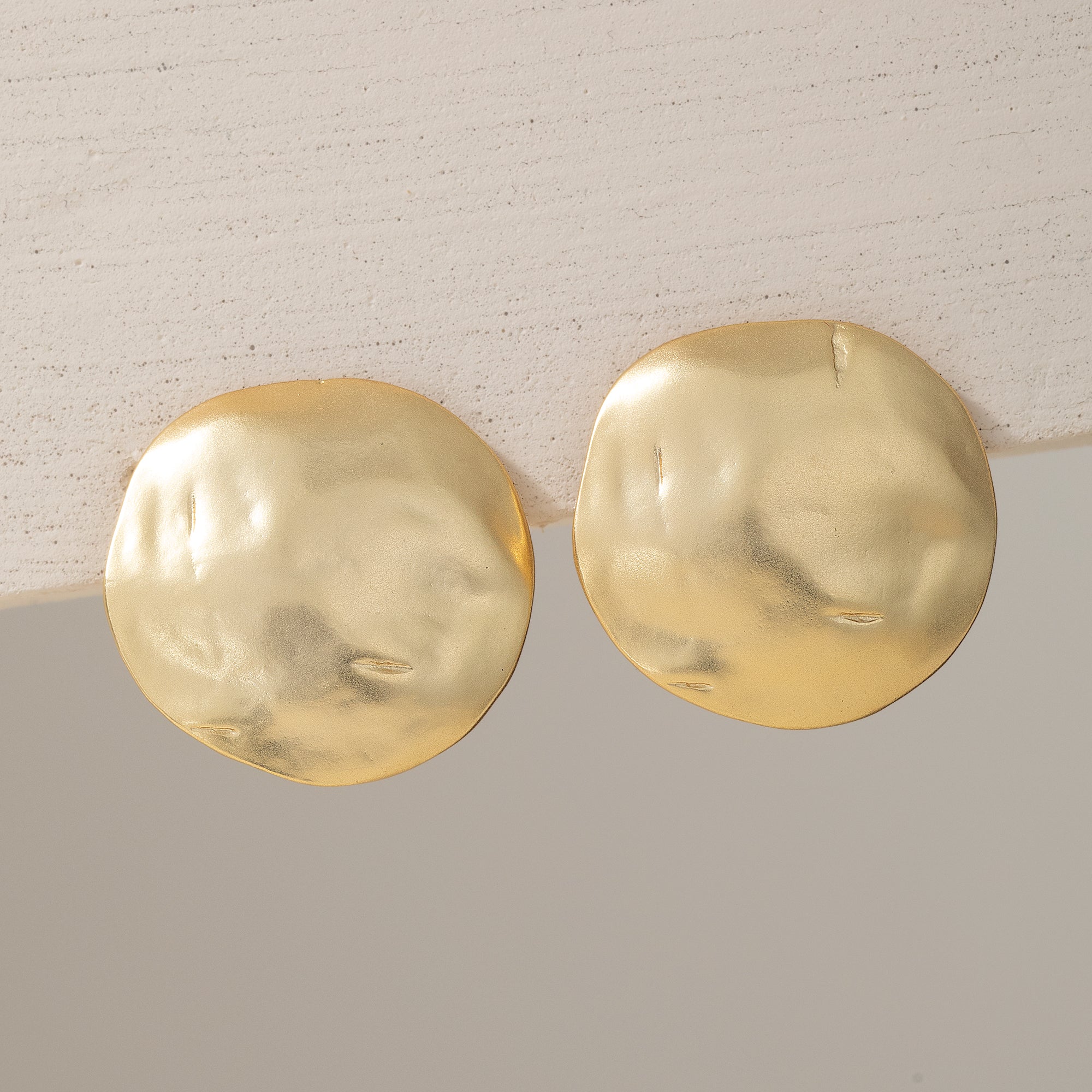 Textured Gold Coin Clip-On Earrings | Uno Alla Volta