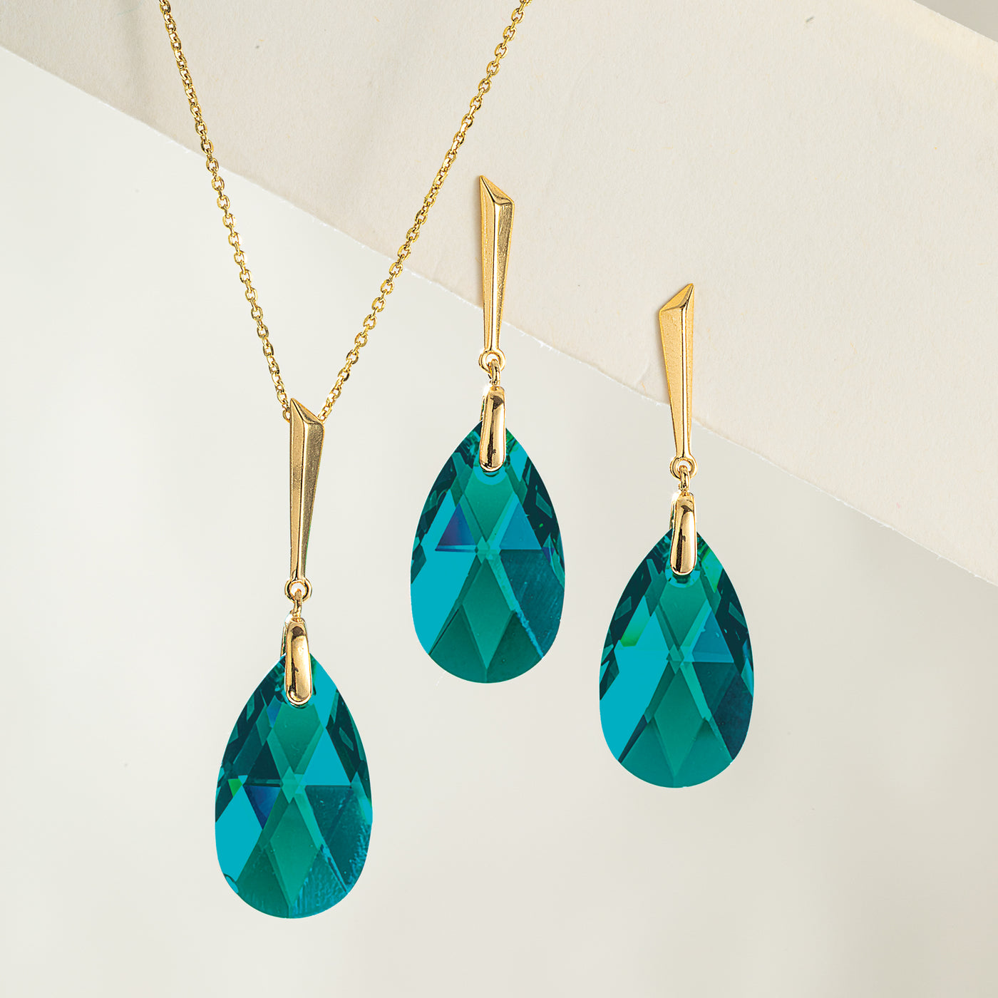 Emerald Brilliance Crystal Necklace