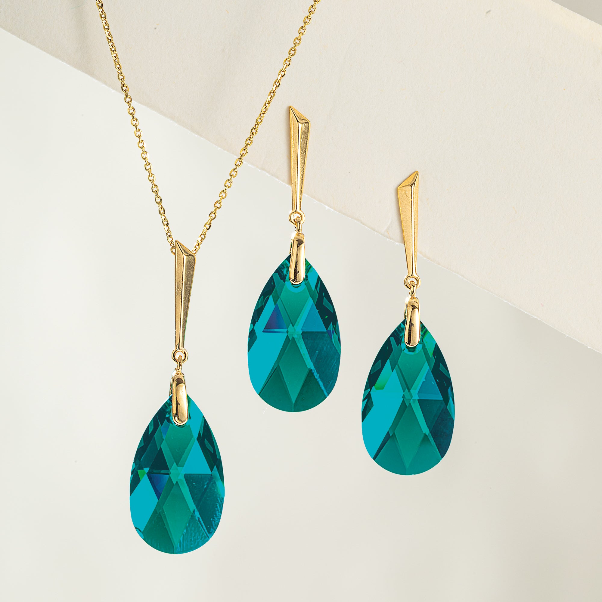 Emerald Brilliance Crystal Necklace