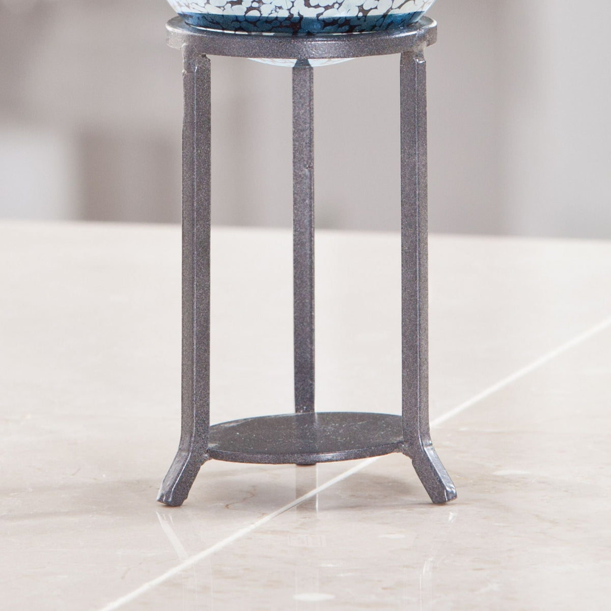 Wrought Iron Paperweight Display Stand Uno Alla Volta